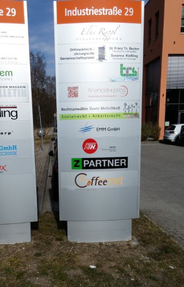 Pylonansicht mit ZPARTNER Logo im unteren Bereich.