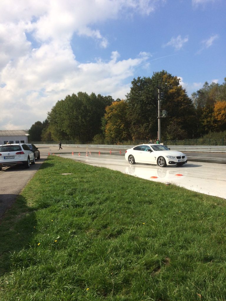 ZPARTNER beim Fahrsicherheitstraining. Das Training fand am Flugplatz in Jesenwang statt.