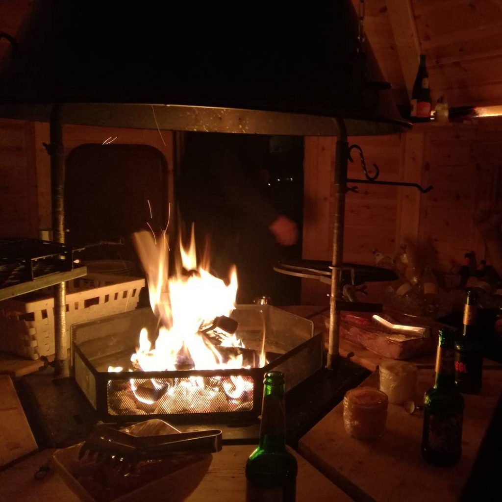 Neuer ZPARTNER Jens Beckmann. Willkommensfeier mit Grillfeuer in der Hütte.