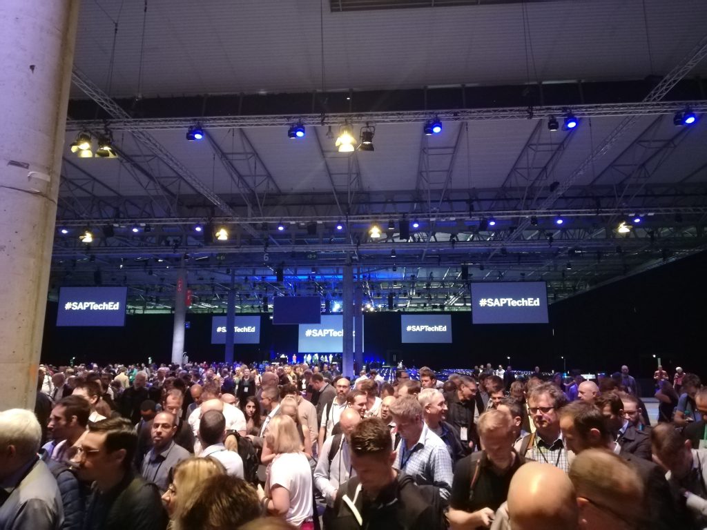 ZPARTNER @TECHED 2019. Halle mit Menschenansammlung beim TechEd Event.